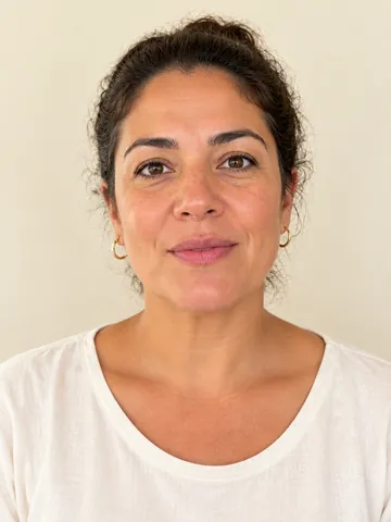 Foto de frente de Ana, dona da padaria